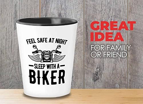 Motocicleta piloto tiro de tiro de 1,5 onças - Sinta -se seguro durante a noite dormindo com um motociclista - citações exclusivas engraçadas para o entusiasta da bicicleta de bicicleta pai pai velho