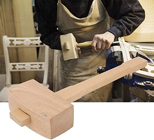 Carpinteiro profissional martelo de madeira batendo ferramenta de madeira com rosto marcante em ângulo