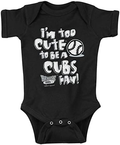 Vestido novato por Smack Apparel Fãs de beisebol de Chicago. Eu sou muito fofo para ser fã de Cubs. Tee preto ou infantil