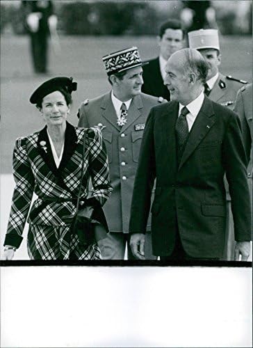 Foto vintage do Presidente Val233; Ry Giscard D39; Esteing olhando para a MME. ANNE-AYMONE GISCARD D39; ESTAING. 1980.