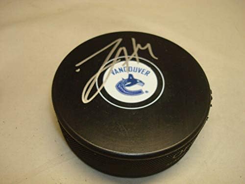Michael Del Zotto assinou o Vancouver Canucks Hockey Puck autografado 1b - Pucks autografados da NHL