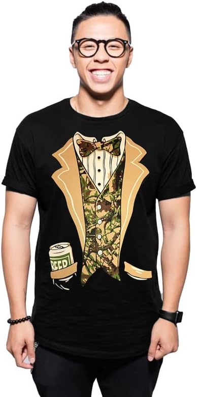 Tuxedo de camuflagem unissex fresco Tees® com lata de gravata borboleta e cerveja | Camiseta engraçada para homens/mulheres