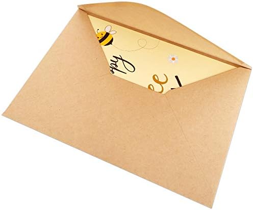 Cartão de aniversário - Happy Happy Bee Day Birthday Greeting Card para festa com tema de abelha - abelhas e letras de papel amarelo com envelope Kraft - 5 x 7 - em branco