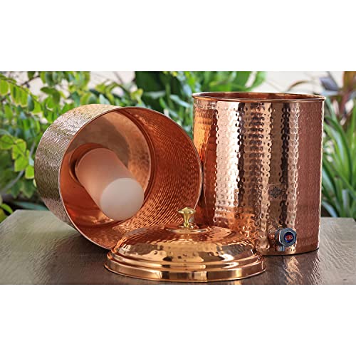 Indian Art Villa Pure Copper Hammerred Design Filter Water Dispenser Pot com vela de filtro duplo dentro, água de armazenamento em casa, cozinha, volume- 676 ​​oz