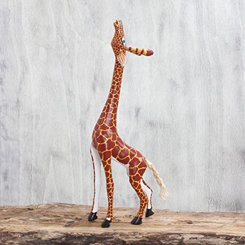 Novica artesanal pintado de madeira copal safari zoológico estatueta de animais, minha curiosa girafa '