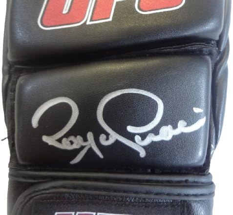 Royce Gracie autografou a luva de luta de treinamento do UFC com prova, imagem de Royce assinando para nós, UFC, PSA/DNA