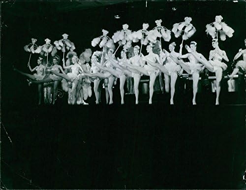 Foto vintage de Blue Bell Girls se apresentando no palco em Lido, Paris.- 1958