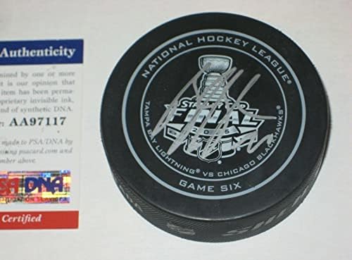 Brandon Saad assinou o jogo oficial da Stanley Cup 2015 com puck w/psa coa - pucks autografados da NHL