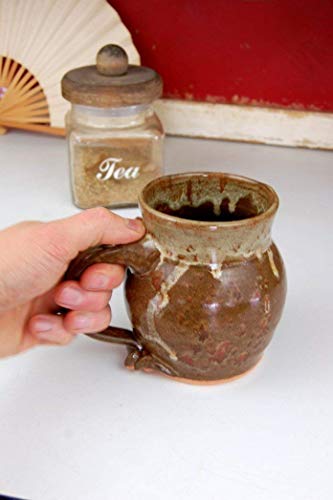 Caneca de café de cerâmica jogada à mão em Brownstone feita à mão na Carolina do Norte