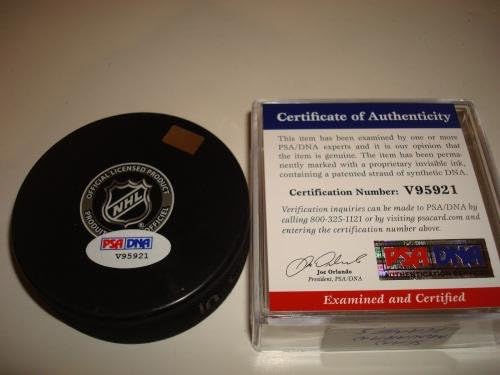 Sean Monahan assinou Calgary Flames Hockey Puck PSA/DNA CoA A - Pucks NHL autografados