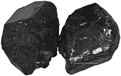 Cristais crus turmalinos pretos e pedras de cura, rochas naturais para cair e cálculos crus e brutos de bricolage
