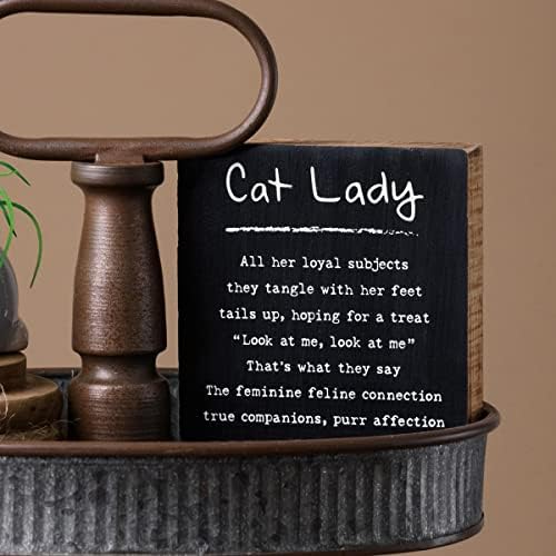 Primitivos de Kathy Cat Lady todos os seus súditos leais que eles se enquadram com os pés para cima, esperando um