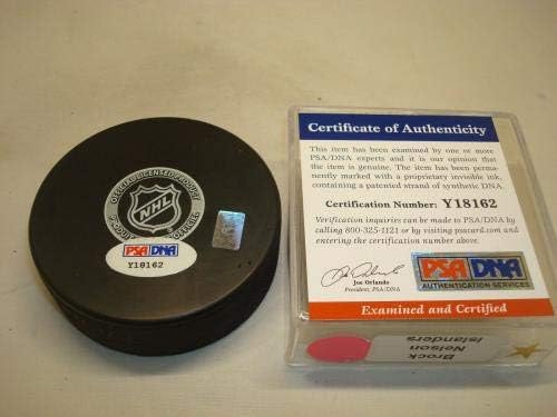 Brock Nelson assinou assinado no New York Islanders Hockey Puck autografado PSA/DNA COA 1B - Pucks autografados da NHL