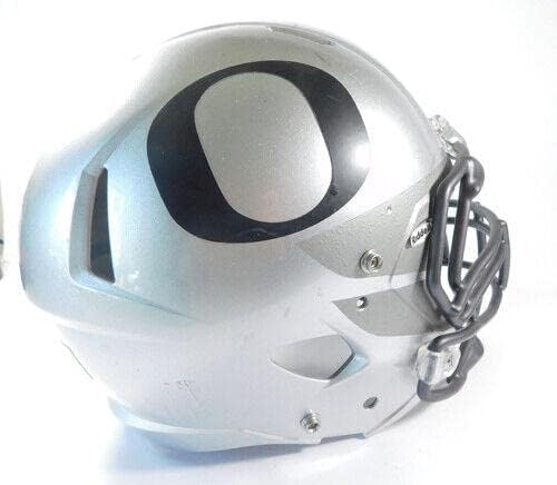 A equipe do Oregon Ducks 2013 emitiu Riddell XL Football Silver Helmet CoA AA0113409 - Capacetes usados ​​na NFL não assinados