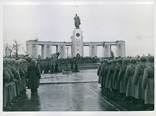 Foto vintage da vista geral da cena após a cerimônia de inauguração do Memorial da Vitória do Exército Vermelho39 em Berlim.