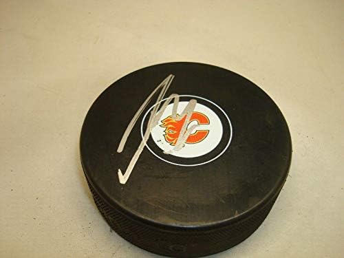 Johnny Gaudreau assinou o Calgary Flames Hockey Puck autografado 1A - Pucks autografados da NHL