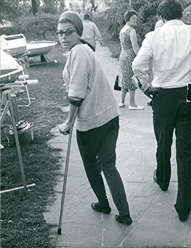 Foto vintage da princesa Marina andando usando muletas olhando para a câmera.- setembro de 1962