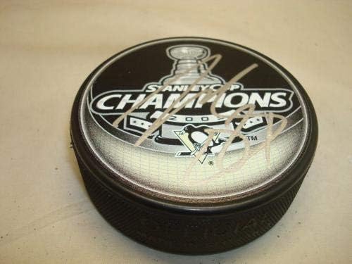 Tyler Kennedy contratou o Pittsburgh Penguins 2009 Stanley Cup Champs Hockey Puck 1b - Pucks autografados da NHL