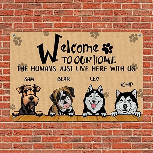 Alioyoit Custom Dogs Nome Bem -vindo à nossa casa Os humanos aqui conosco cão engraçado Metal Tin Metal Pet Pet Port
