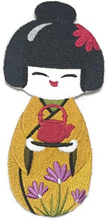 BeyondVision [Custom] Krafty Kokeshi Japanese Doll [Kokeshi e Tea] Bordado de ferro On/Sew Patch [6,16 x 4,4] [Feito