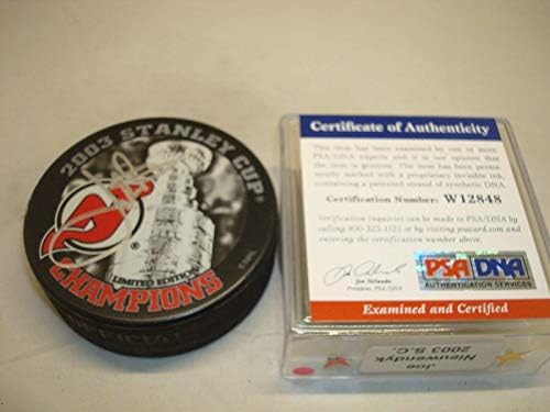 Joe Nieuwendyk assinou Devils 2003 Stanley Cup Champs Hockey Puck PSA/DNA COA 1A - Pucks autografados da NHL