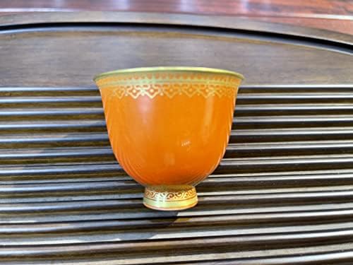 Um pedaço de xícara de cerâmica dourada e branca laranja com padrão, incluindo estilo de budismo, chá de cerâmica para a vida útil do chá, um tipo de xícara de cerâmica feita à mão produzida por mestre em Jingdezhen.