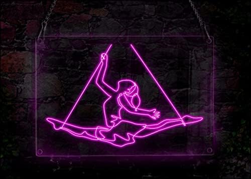 Ancfun feminina Acrobat realiza a dança de trapézio que espalhou as pernas afastadas, o sinal de luz neon de arame artes