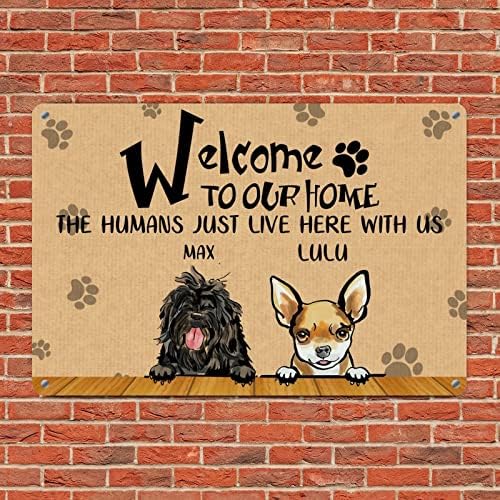 Alioyoit Cães personalizados Nome bem -vindo à nossa casa Os humanos aqui conosco cão engraçado Metal Metal Plate Metal