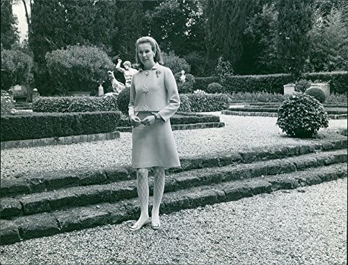 Foto vintage da princesa Maria Gabriella no jardim.